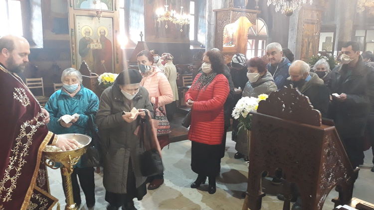 Секретарят на Архиерейското наместничество в Смолян освети десетки буркани с мед за здраве