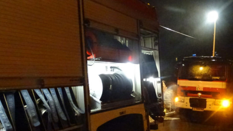 Пожар изпепели постройки и автомобили в село Труд