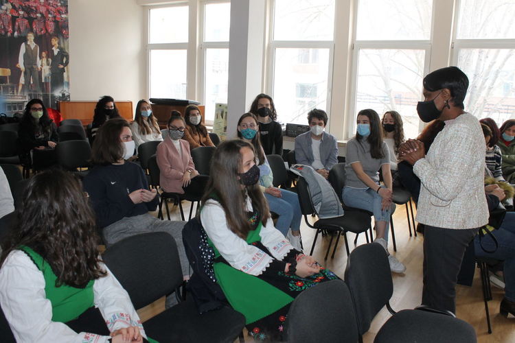 Езикова гимназия „Христо Ботев“ посрещна Представителя на УНИЦЕФ в България г-жа Джейн Муита