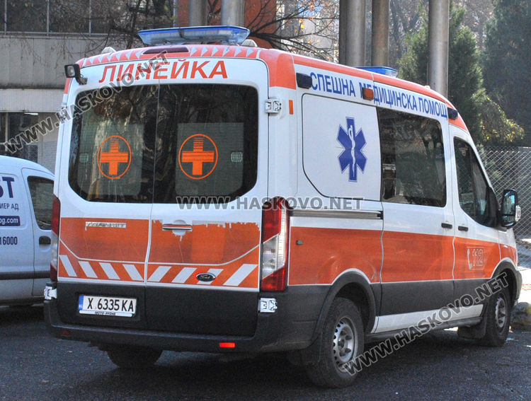 БМВ блъсна 5-годишно, кола мина през крака на пешеходец в Хасково