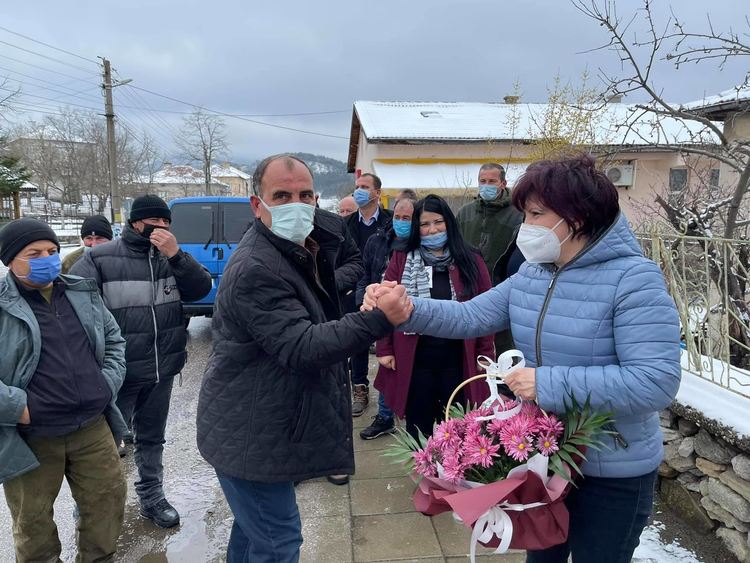 Цвета Караянчева при планинците от община Черноочене,обявява се срещу манипулирането на хората от ДПС