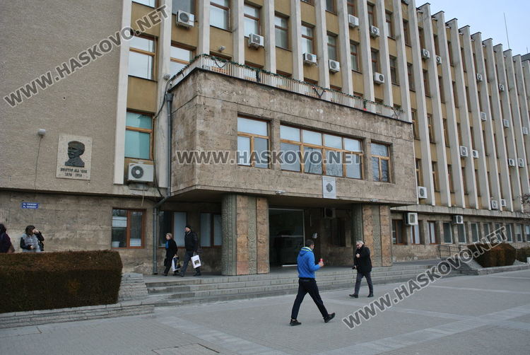Сградата на Областна администрация в Хасково угасва  в Часът на Земята