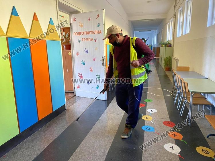 В Хармали СИКовете с безконтактни термометри, в Ивайловград с бързи тестове