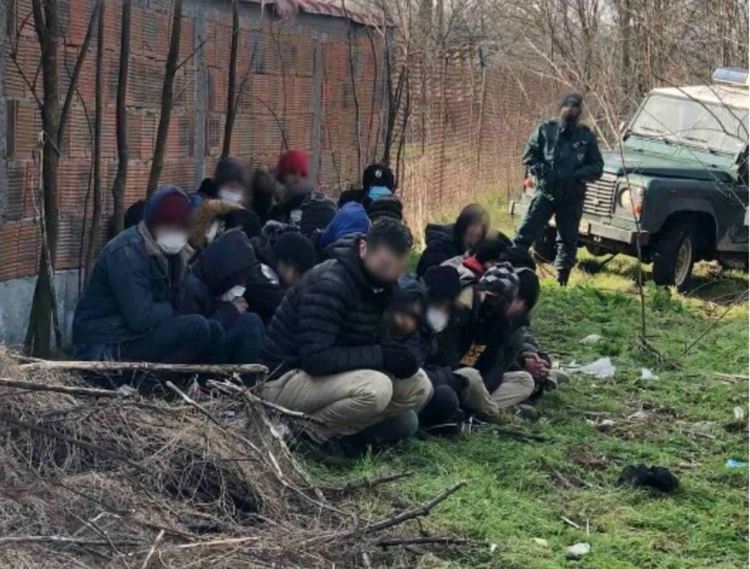  Измъкнаха 12 нелегални от порутена къща, 5-ма сирийци в ареста за побой
