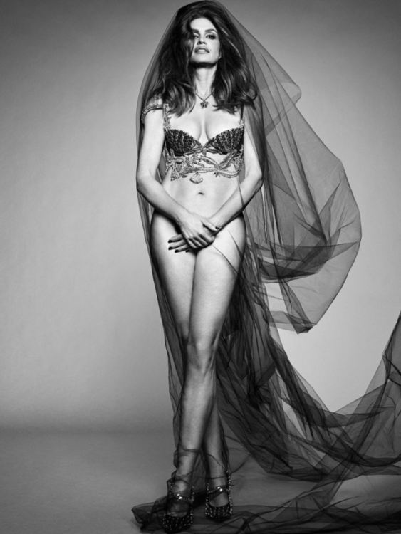 Синди Кроуфорд в откровена фотосесия за Vogue