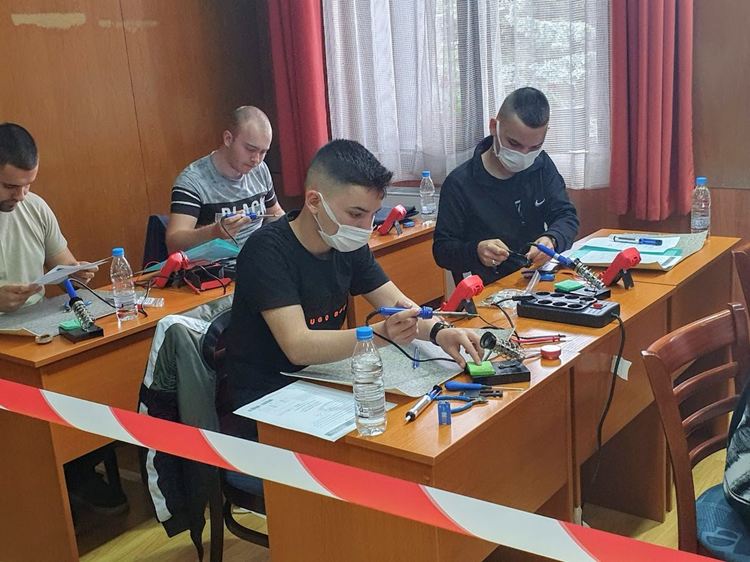 Ученици от Електрониката с престижна класиране на национално състезание "Мога и зная как"