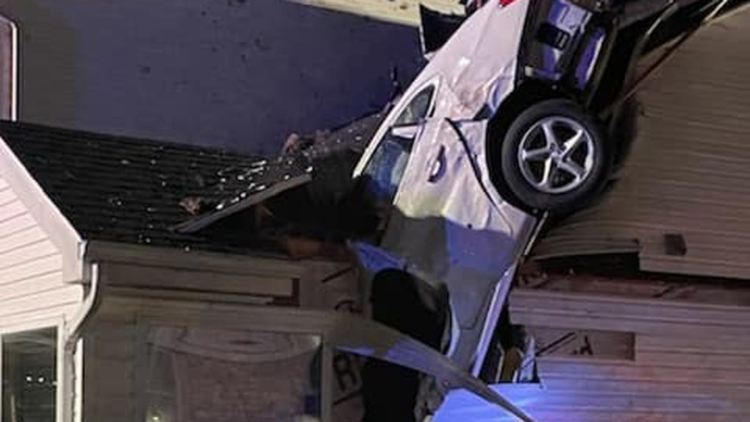 Кола се заби в покрива на къща, докато семейство спеше вътре