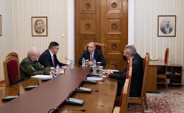Президентът на среща с генерали за нахлуването на американски военнослужещи в цех