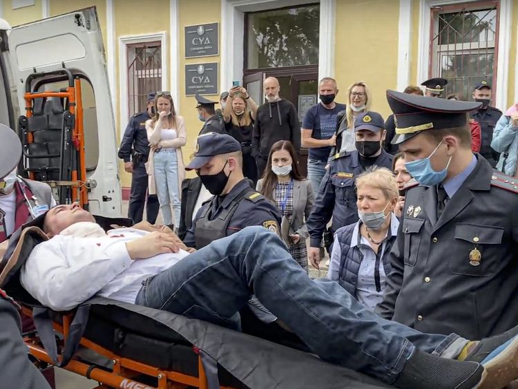 Арестуван опозиционер в Беларус се намушка с химикалка в гърлото в съда