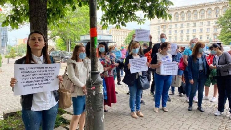 Трети ден колеги на проф. Кантарджиев протестират с искане да бъде възстановен на поста