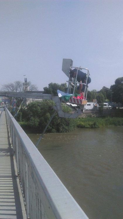Подменят знамената на моста до Панаира в Пловдив 