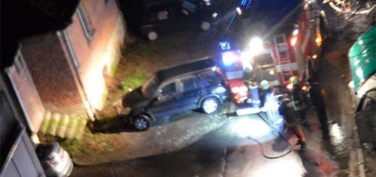 Огнеборци гасиха два горящи автомобила , опожарени са мерцедеси