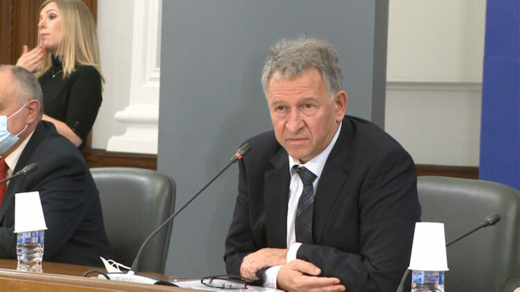 Здравният министър Стойчо Кацаров e един от тези фалшиви пациенти на "Пирогов"