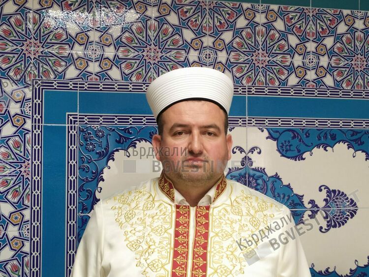 Жена е двигател на Коран курсовете в областта, ползва се с голям авторитет