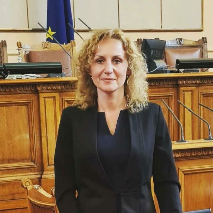 Депутатката Катя Панева пита министъра на МРРБ за водата в Хасково