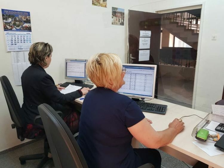 Започна приемът на заявления за помощи на първокласници и осмокласници