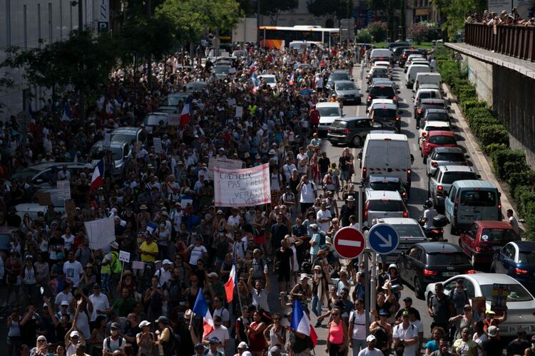 Хиляди французи протестираха срещу задължителния здравен пропуск
