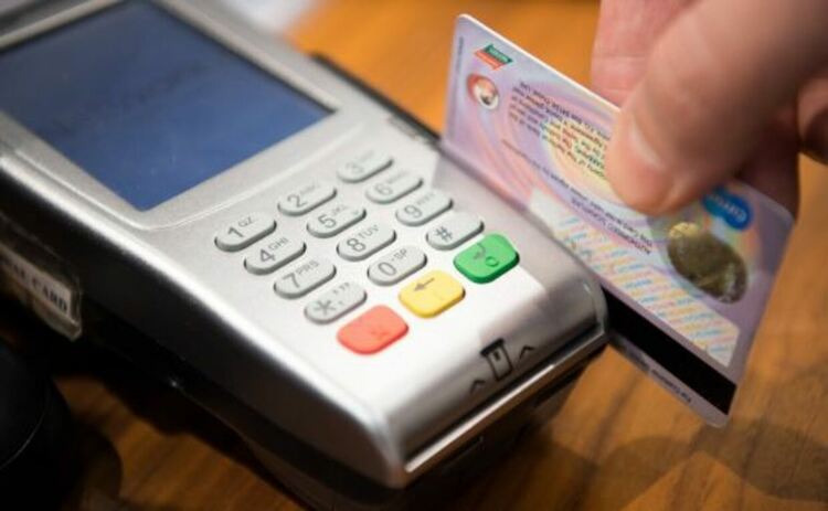 Депозитите намаляват - дребните вложители покриват разходи, големите инвестират в имоти