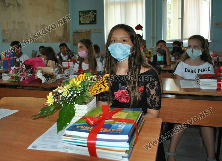 Маските задължителни за всички в училище при "жълт" код в региона, предлагат ежеседмично тестване