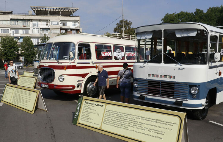 Ретро автобуси показаха в Димитровград