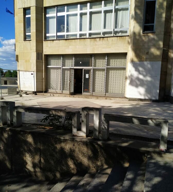 Временно местят входа на градската библитека в Асеновград 
