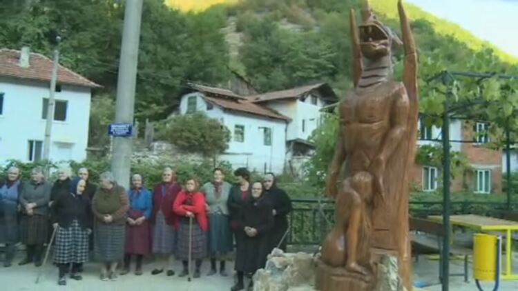 Село Пирин се радва на непристойна скулптура на змей и девойка