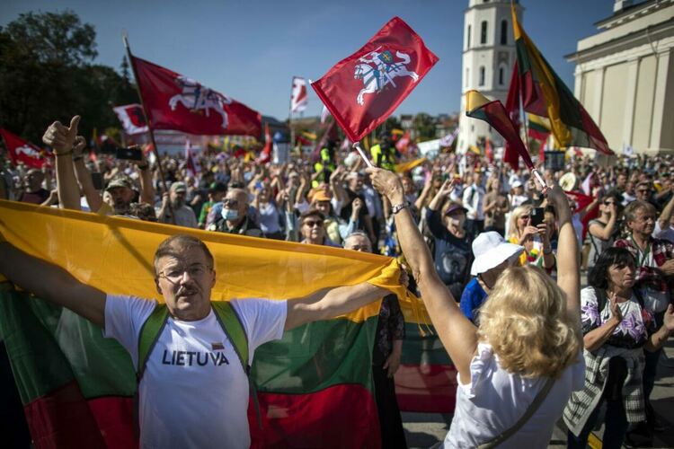 Хиляди на протест срещу "здравния пропуск" в Литва 