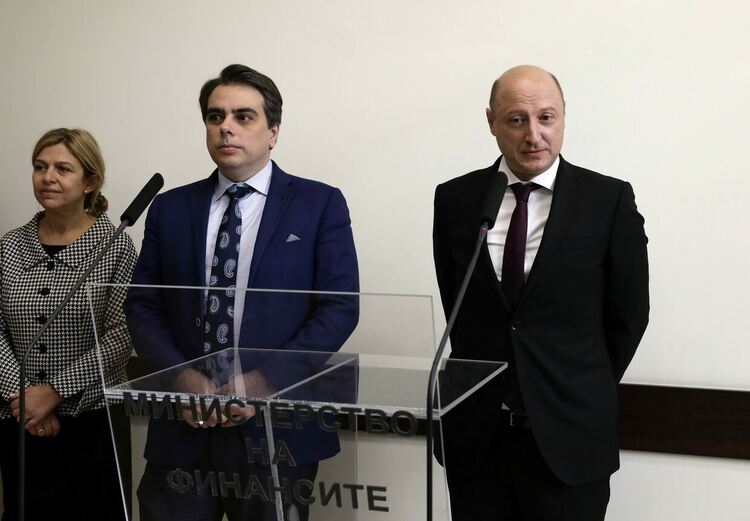 Асен Василев: България не е бедна, а безобразно крадена