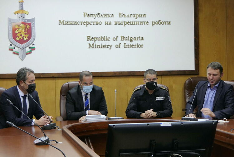 Разбиха престъпна група за трафик на мигранти, действала от година