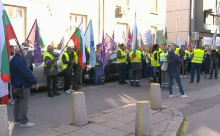 Протестиращи строители се опитаха да влязат в МРРБ, полицейски кордон пази входа