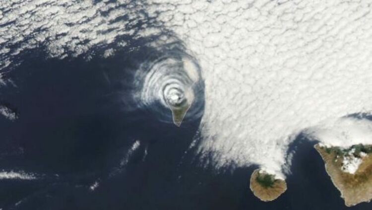 Странни облаци над вулкана на остров Ла Палма
