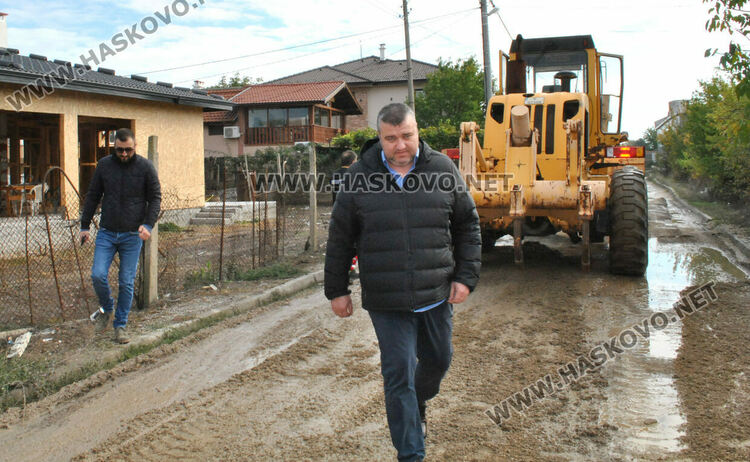 Пореден ремонт по улица край Централните гробища, разбита от дъждовете