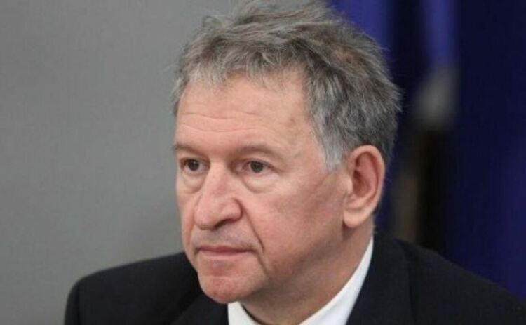 Нови мерки - утре или в сряда. Кацаров си тръгна от срещата в МЗ, за да не влияе на решенията