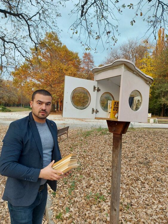За Деня на будителите младежи от ГЕРБ-СДС реставрираха и изпълниха с книги библиотеките на открито в Димитровград