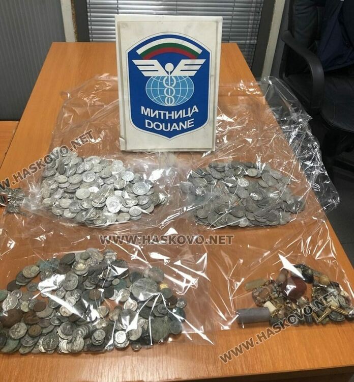 Извадиха  старинни монети и накити от акумулаторите на камион
