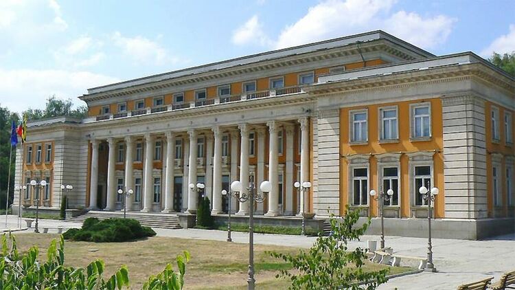 Литературна витрина за поета Иван Карик е подредена в Перник