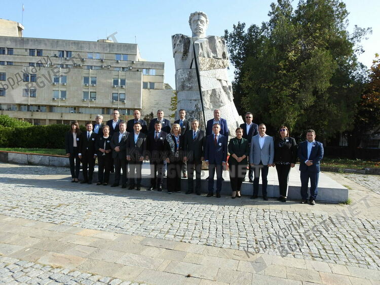 Ръководството на ДПС поднесе цветя пред паметника на Апостола в Кърджали