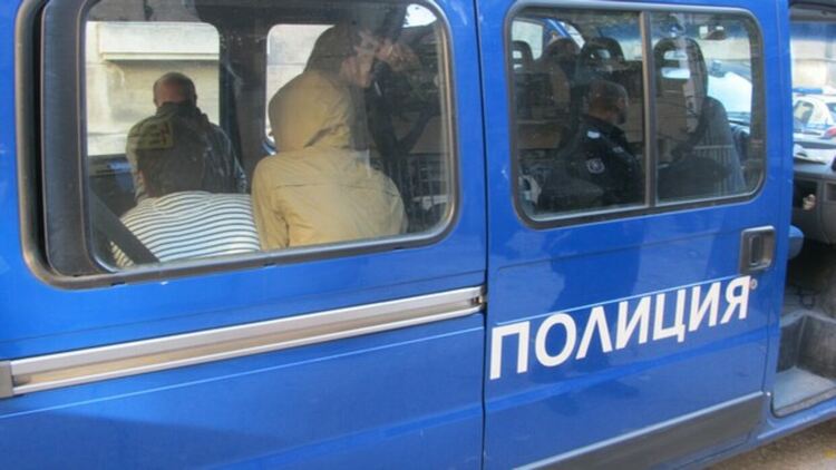 Четирима с обвинение за подпомагане на мигранти  