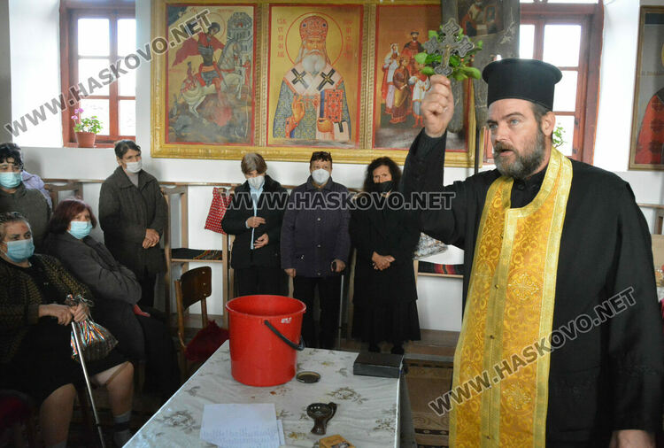 Именикът отец Никола служи за 160-годишнината на храма в с.Тракиец