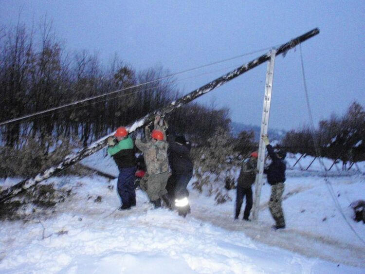 Второ денонощие десетки населени места в Смолянска област са без ток. В Мадан и Рудозем децата не учат / Обновена/