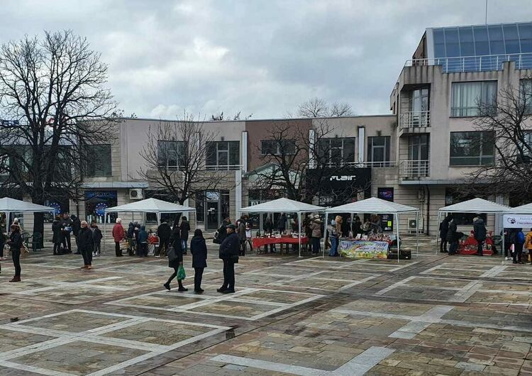 Коледно настроение завладя първомайци по време на благотворителния базар
