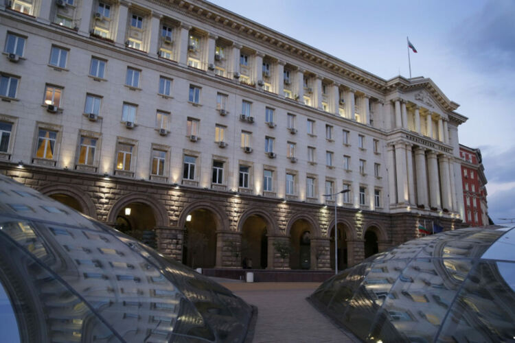 Още министерства освобождават служители