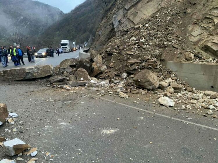 Паднали камъни затвориха пътя за Ситово, затруднено движение по пътя Кричим-Девин