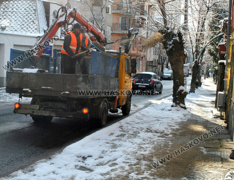 Продължава опесъчаването и почистването на лед и сняг в Хасково