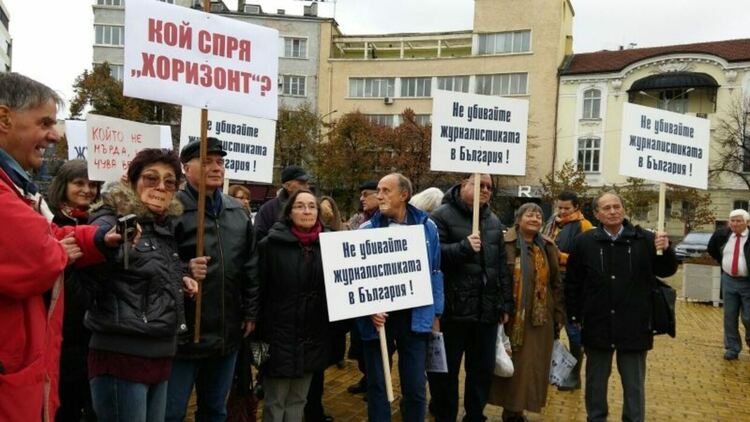 Уволниха журналист от Дума заради критики към Нинова