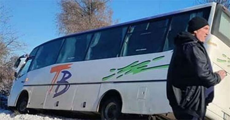 Автобус пълен с учителки попадна в крайпътната канавка  при Скална глава, няма пострадали