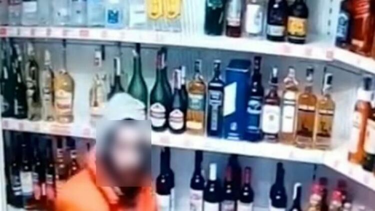 За да продължи купона, пиян си краде алкохол и цигари от селска бакалия