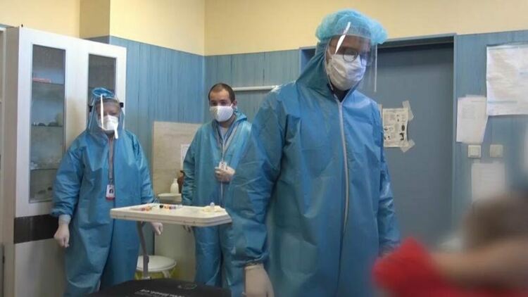 Отново агресия: Близки на пациент нахлуха в ковид отделение в Русе