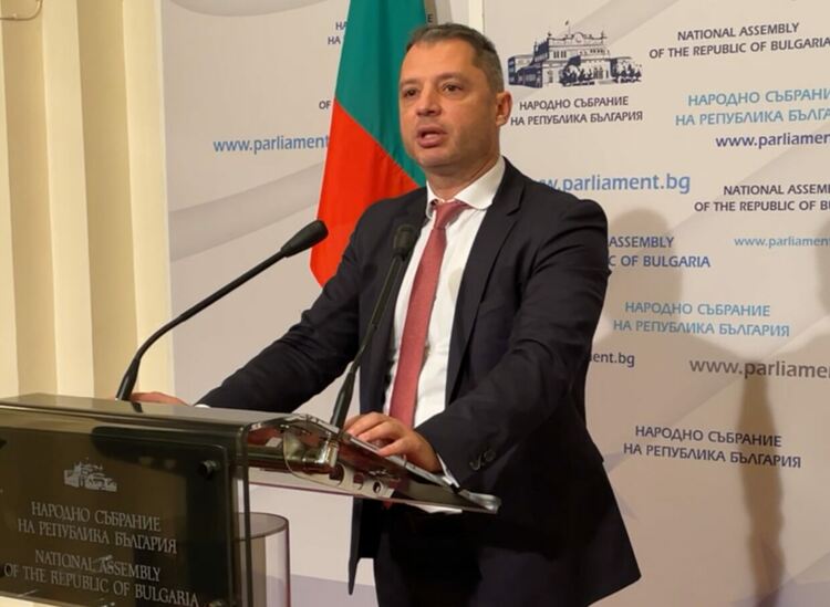Делян Добрев: Предлагаме 100% компенсация на общини, болници, детски градини, училища и храмове заради тока 
