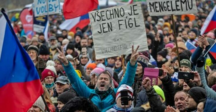 Хиляди чехи протестираха срещу антиковидните мерки на правителството